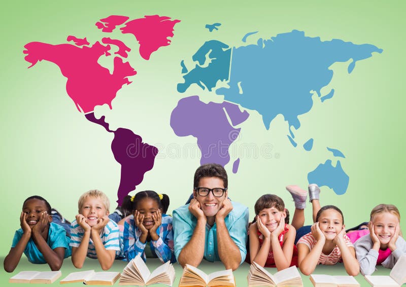 Bambini multiculturali che leggono davanti alla mappa di mondo variopinta con l'insegnante immagini stock