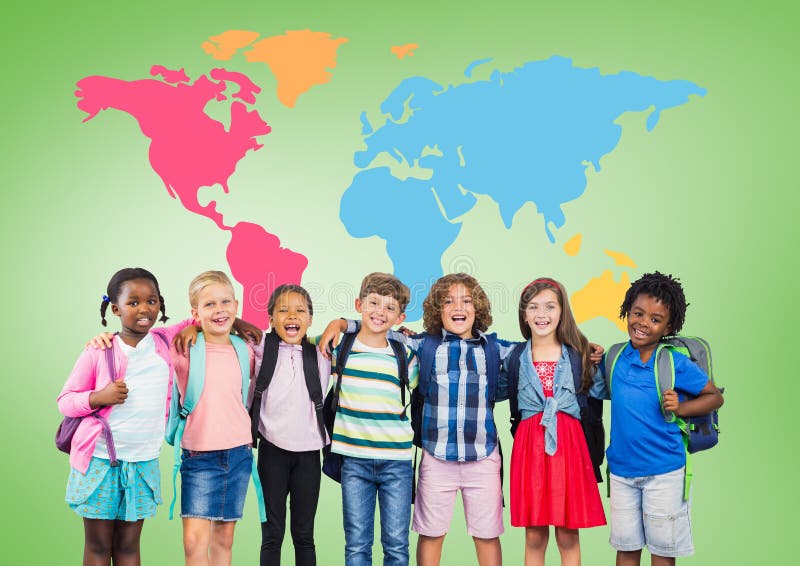 Bambini multiculturali della scuola davanti alla mappa di mondo variopinta immagini stock libere da diritti