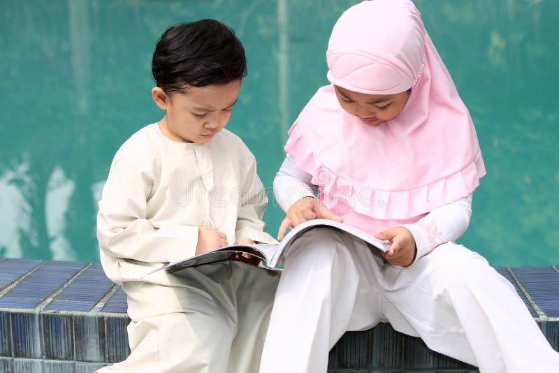 Bambini musulmani che leggono un libro immagine stock libera da diritti Bambini musulmani che leggono un libro immagine stock libera da diritti