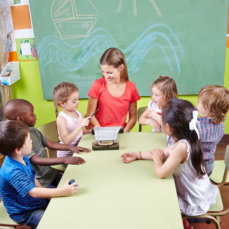 Bambini nel gioco della scuola di musica fotografia stock Bambini nel gioco della scuola di musica fotografia stock
