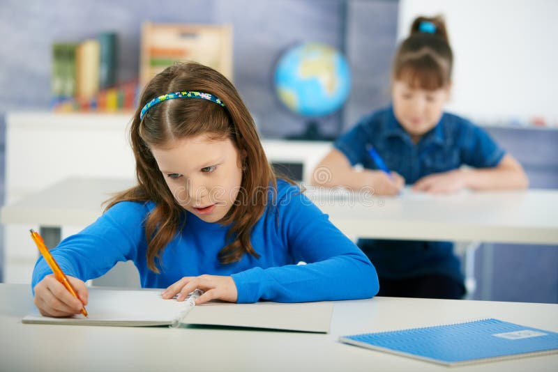 Bambini nell'aula della scuola elementare fotografie stock Bambini nell'aula della scuola elementare fotografie stock