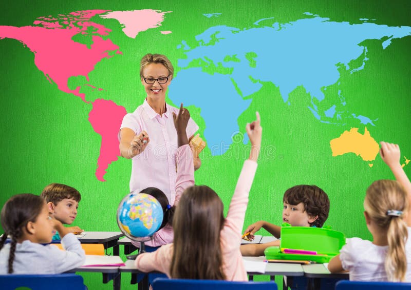 Bambini nella classe davanti alla mappa di mondo variopinta con l'insegnante fotografia stock libera da diritti