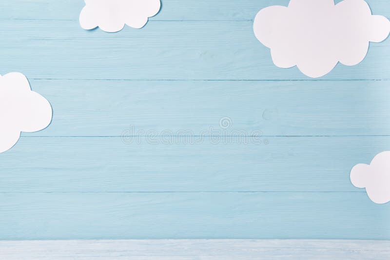 Bambini o fondo svegli del bambino, nuvole bianche sui precedenti di legno blu