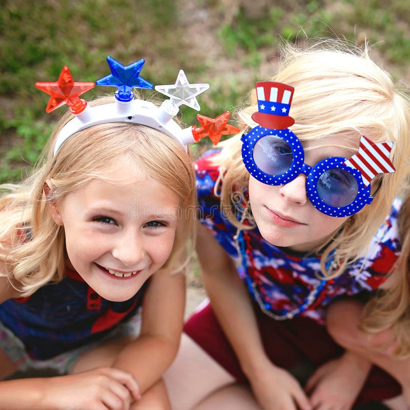 Bambini patriottici in costume seduti alla parata dell'indipendenza in usa immagini stock libere da diritti
