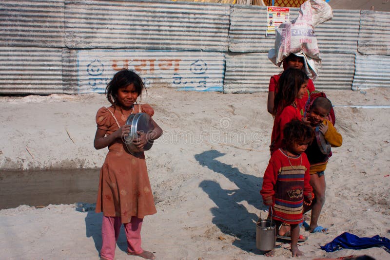 Bambini poveri su una via indiana fotografia stock Bambini poveri su una via indiana fotografia stock