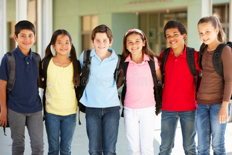 Bambini pre teenager al banco immagine stock