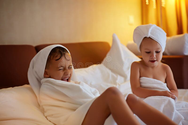 Bambini, ragazzo e ragazza di risata felici in accappatoio molle dopo il bagno immagini stock libere da diritti Bambini, ragazzo e ragazza di risata felici in accappatoio molle dopo il bagno immagini stock libere da diritti