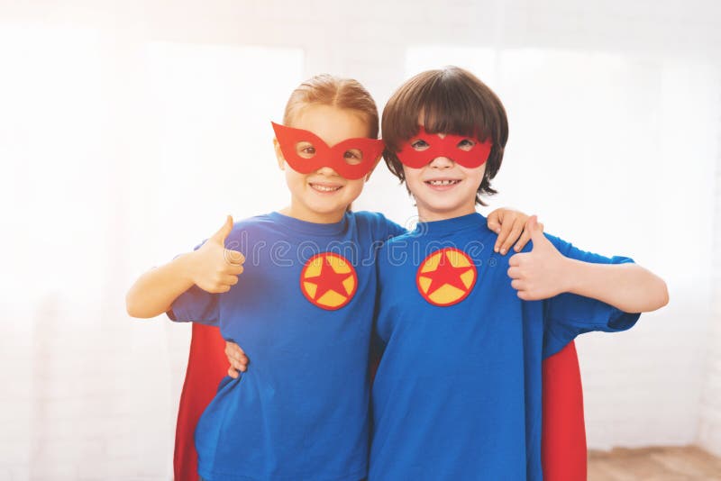 Bambini in Rosso E Vestiti Blu Dei Supereroi Essi Nelle Maschere Bambini  Che Posano Nella Stanza Luminosa Fotografia Stock - Immagine di amicizia,  figlia: 104924584