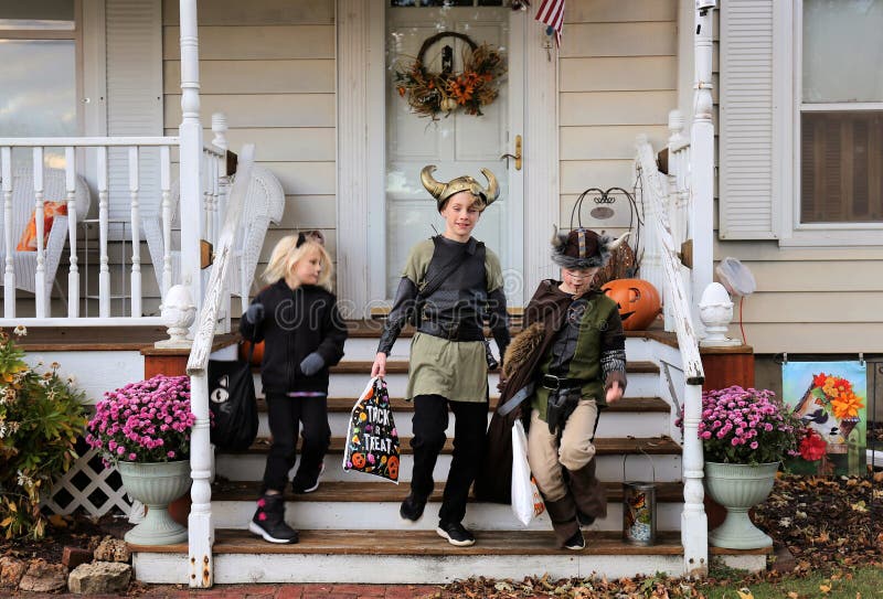 Bambini scherzano o si curano in costumi a halloween immagine stock