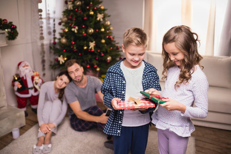 Bambini sorridenti con i regali di natale fotografie stock libere da diritti Bambini sorridenti con i regali di natale fotografie stock libere da diritti