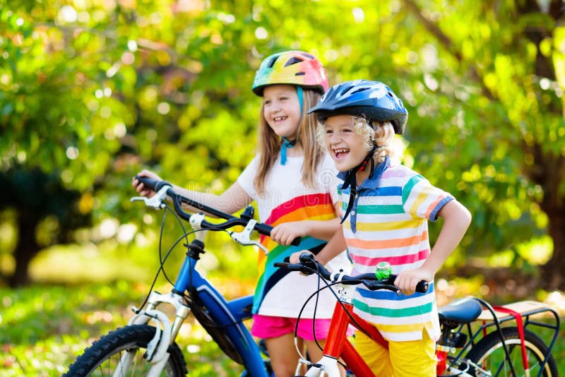 Bambini sulla bici Bambini sulla bicicletta Ciclismo del bambino
