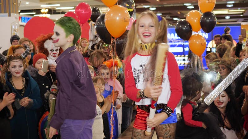 Bambini Sulla Scena in Costumi Burlone E Harley Quinn Che Posano Sulla  Macchina Fotografica Alla Festa Di Halloween Archivi Video - Video di  orrendo, malvagità: 109783169