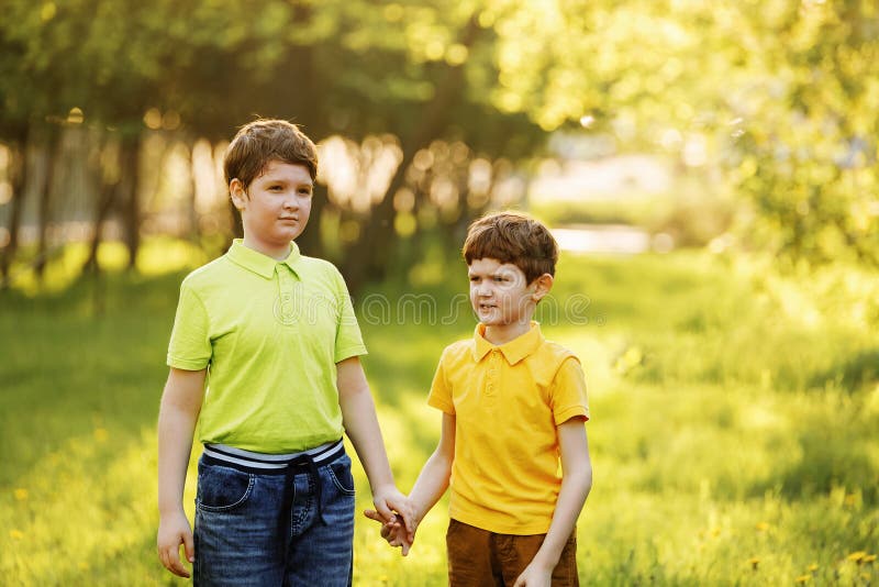 Bambini svegli che riposano nel parco di estate fotografia stock Bambini svegli che riposano nel parco di estate fotografia stock