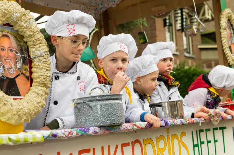 Bambini Vestiti Da Cuochi Su Un Rimorchio Durante La Parata Di