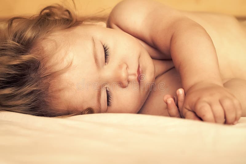 Bambino addormentato calmo Bambino addormentato a letto fotografia stock Bambino addormentato calmo Bambino addormentato a letto fotografia stock