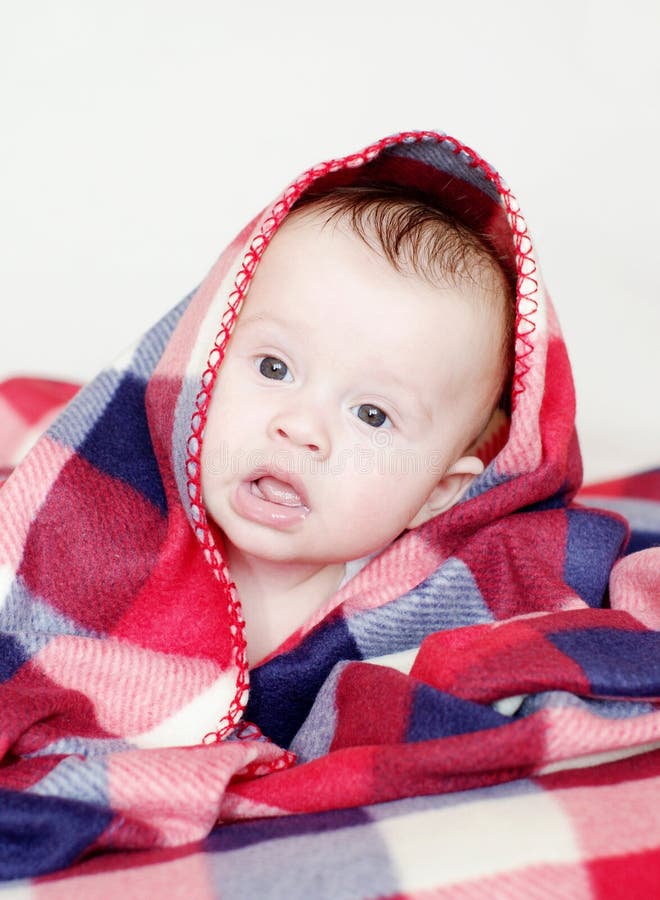 Bambino adorabile coperto dal plaid a quadretti immagini stock libere da diritti Bambino adorabile coperto dal plaid a quadretti immagini stock libere da diritti