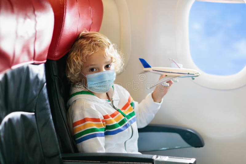 Bambino in aereo mascherato. epidemia di virus