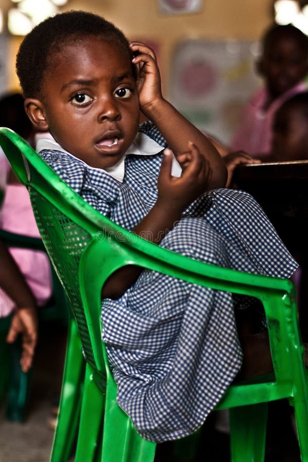 bambino africano al banco immagini stock libere da diritti bambino africano al banco immagini stock libere da diritti