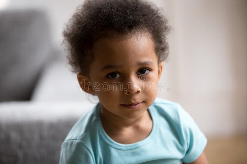 Bambino afroamericano sparato capo del bambino del ritratto fotografia stock libera da diritti Bambino afroamericano sparato capo del bambino del ritratto fotografia stock libera da diritti
