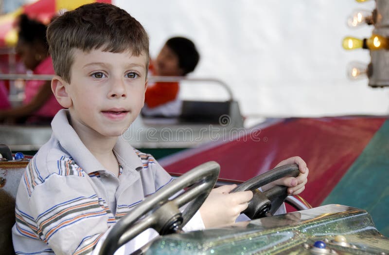 Bambino al parco di divertimenti immagine stock libera da diritti Bambino al parco di divertimenti immagine stock libera da diritti