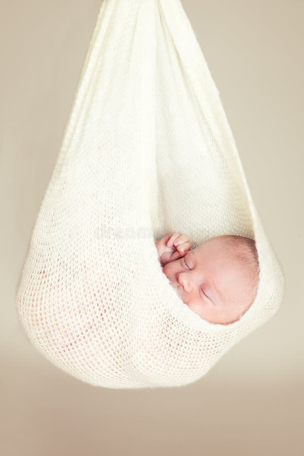 Bambino appena nato che dorme in un hammock immagine stock Bambino appena nato che dorme in un hammock immagine stock
