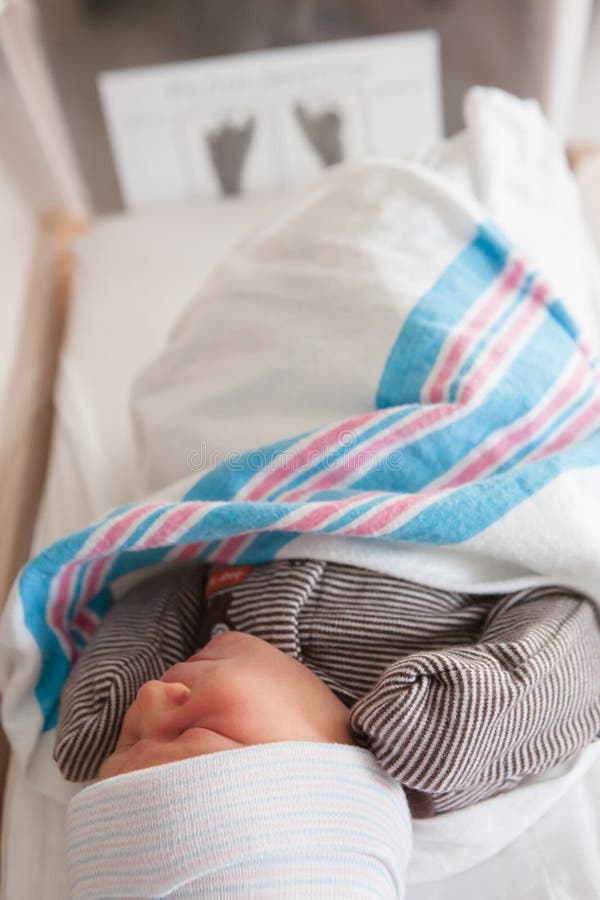 Bambino appena nato in ospedale immagini stock libere da diritti Bambino appena nato in ospedale immagini stock libere da diritti