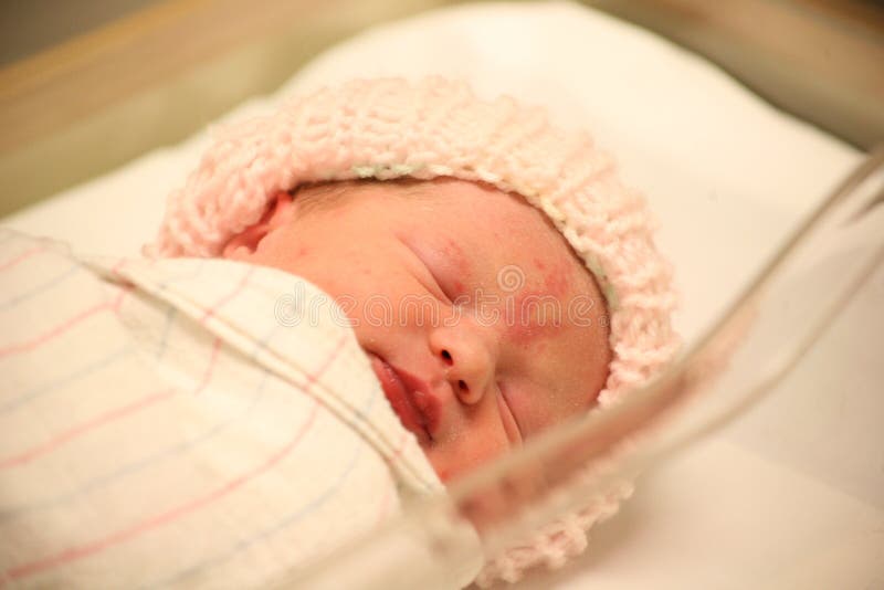 Bambino appena nato in ospedale addormentato in coperta fotografia stock libera da diritti Bambino appena nato in ospedale addormentato in coperta fotografia stock libera da diritti
