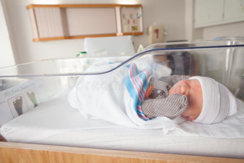Bambino appena nato in ospedale fotografia stock libera da diritti Bambino appena nato in ospedale fotografia stock libera da diritti