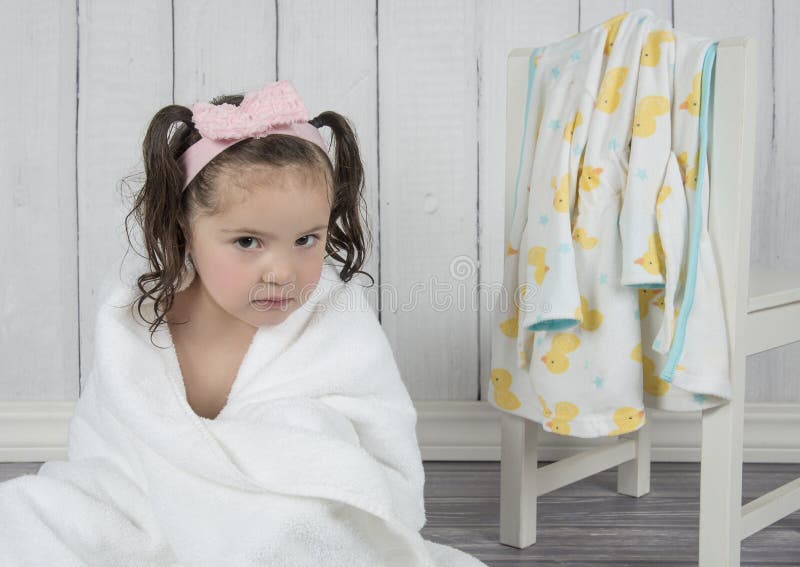 Bambino in Asciugamano Bianco Dopo Il Bagno Immagine Stock