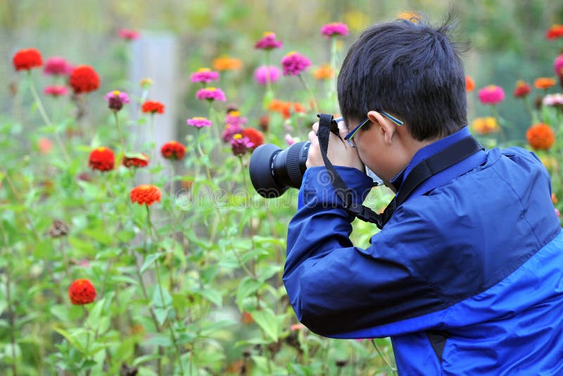 Bambino asiatico che cattura maschera a macroistruzione fotografie stock