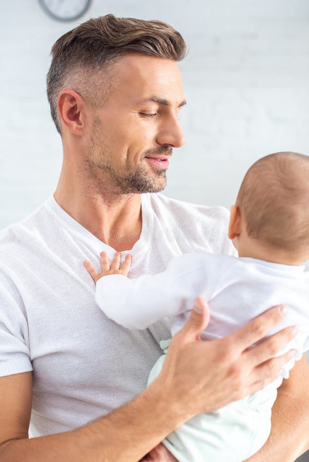 bambino bello della tenuta del padre immagini stock bambino bello della tenuta del padre immagini stock