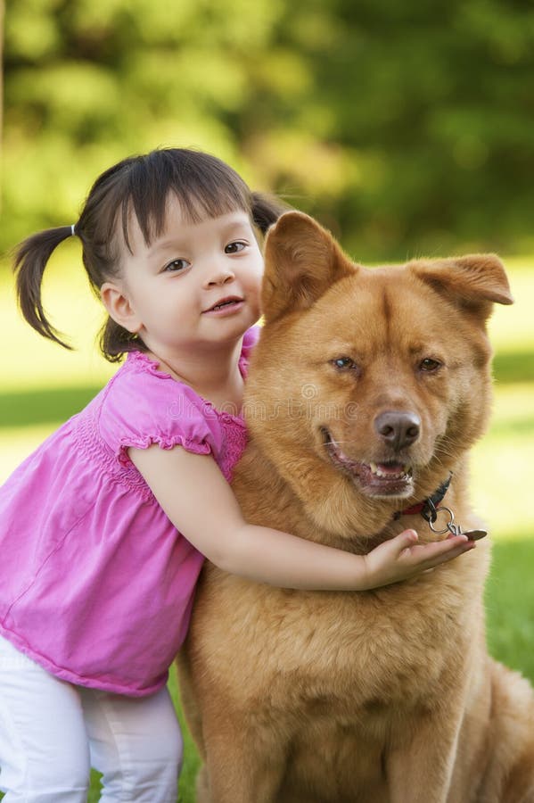 Bambino che abbraccia cane Bambino che abbraccia cane