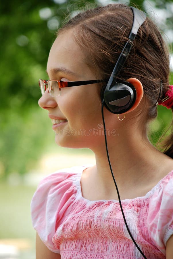 Bambino che ascolta la musica fotografie stock Bambino che ascolta la musica fotografie stock