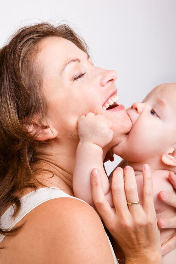 Видео целовать маму. Мама целует малыша. Мама целует грудничка. Картинка мама целует ребенка. С днем матери ребенок целует маму.