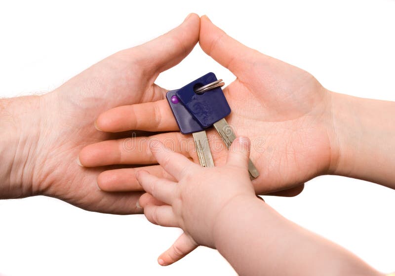 Bambino che cattura i tasti dalle mani dei genitori fotografie stock Bambino che cattura i tasti dalle mani dei genitori fotografie stock