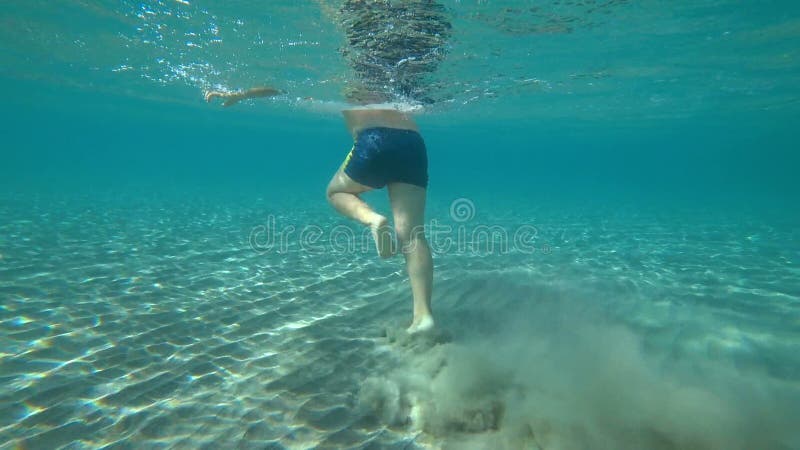 Bambino che corre sott 'acqua nel mare Adriatico Acqua pulita