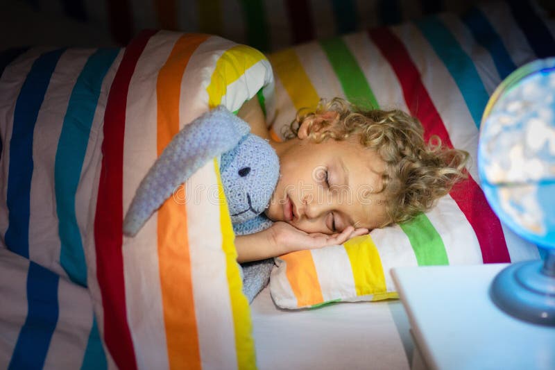 Bambino Che Dorme Di Notte I Bambini Dormono Fotografia Stock