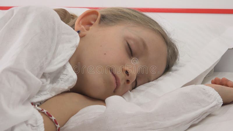 Bambino che dorme a letto, ritratto del bambino che riposa nella camera da letto, fronte della ragazza a casa immagine stock libera da diritti Bambino che dorme a letto, ritratto del bambino che riposa nella camera da letto, fronte della ragazza a casa immagine stock libera da diritti