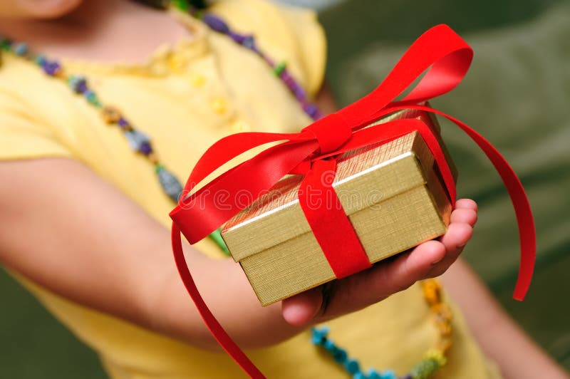 Bambino che dà regalo immagine stock libera da diritti Bambino che dà regalo immagine stock libera da diritti