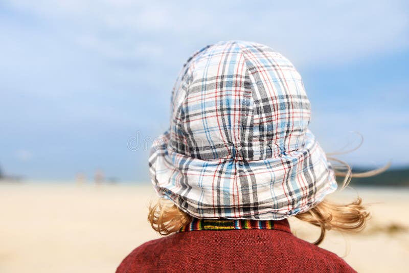 Bambino che esamina l'infinito della vista sul mare immagine stock libera da diritti Bambino che esamina l'infinito della vista sul mare immagine stock libera da diritti