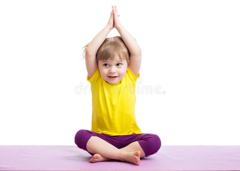 Bambino che fa gli esercizi di forma fisica immagine stock Bambino che fa gli esercizi di forma fisica immagine stock