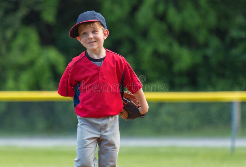 Giocar a Baseballe Del Bambino Piccolo Immagine Stock Immagine di