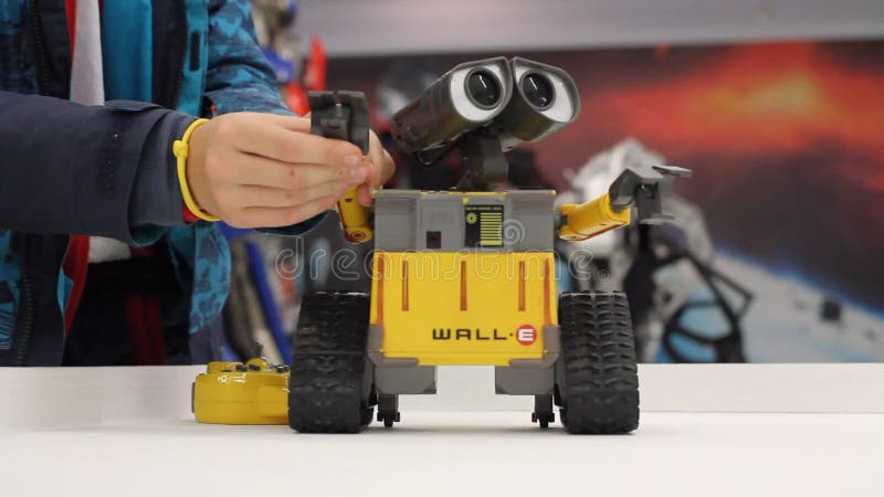 Bambino che gioca con WALL-E