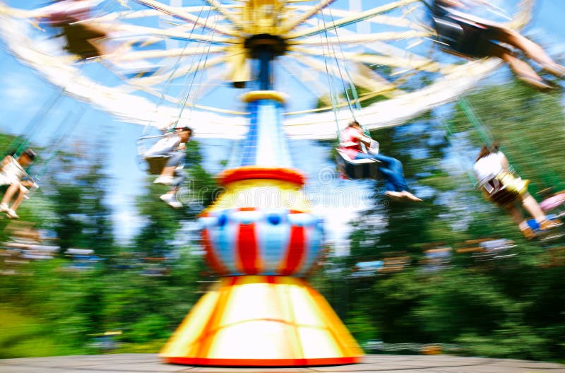 Bambino che gioca l'oscillazione di volo in parco fotografia stock Bambino che gioca l'oscillazione di volo in parco fotografia stock
