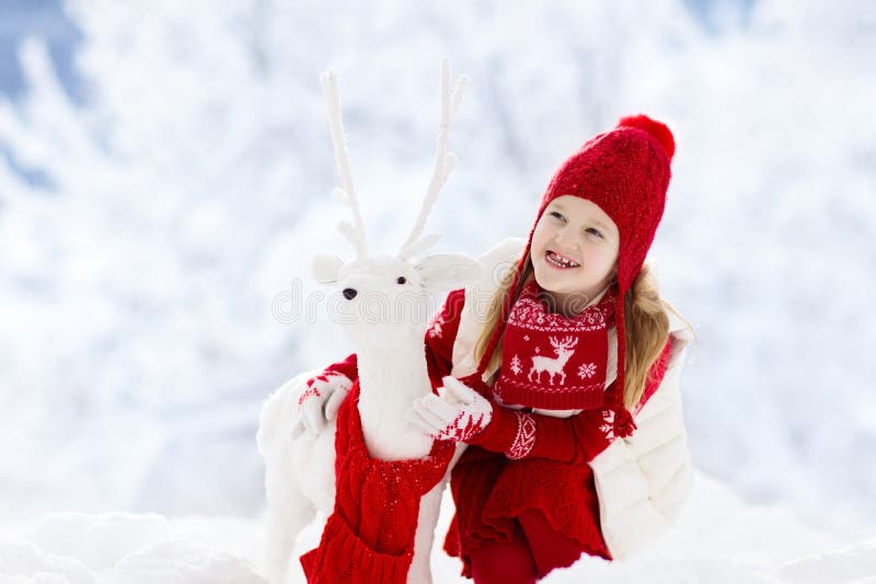 Bambino che gioca nella neve sul Natale Bambini in inverno fotografia stock libera da diritti Bambino che gioca nella neve sul Natale Bambini in inverno fotografia stock libera da diritti