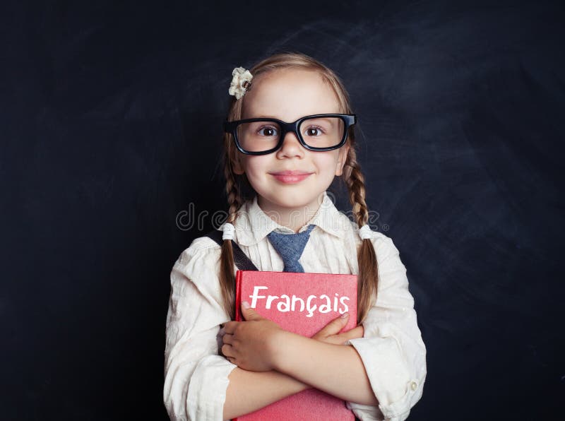 Bambino che impara il francese nella scuola di lingue Bambina felice fotografie stock libere da diritti Bambino che impara il francese nella scuola di lingue Bambina felice fotografie stock libere da diritti