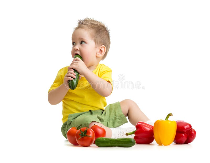 Bambino che mangia alimento sano e che guarda da parte