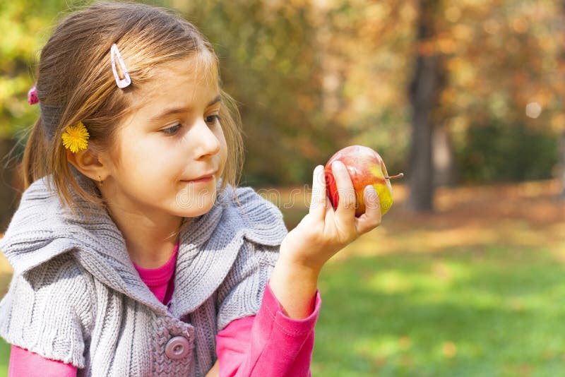 Bambino che mangia mela fresca