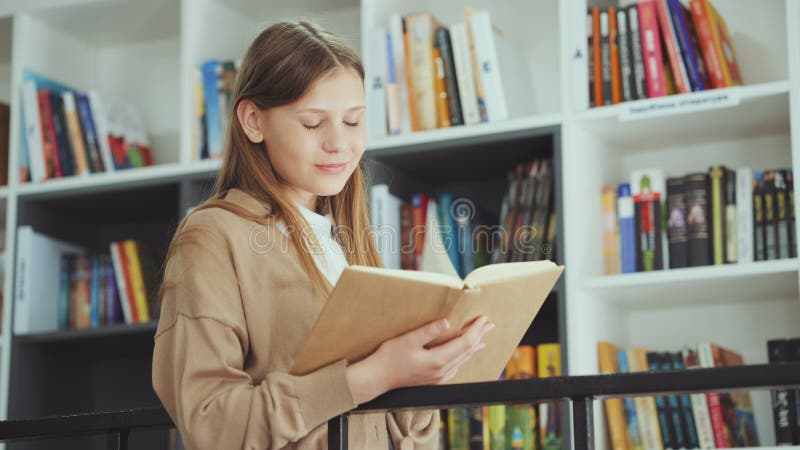 Bambino che ride leggendo un libro divertente