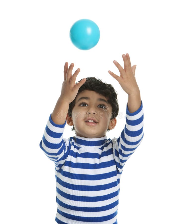 Bambino che tenta di catturare una sfera